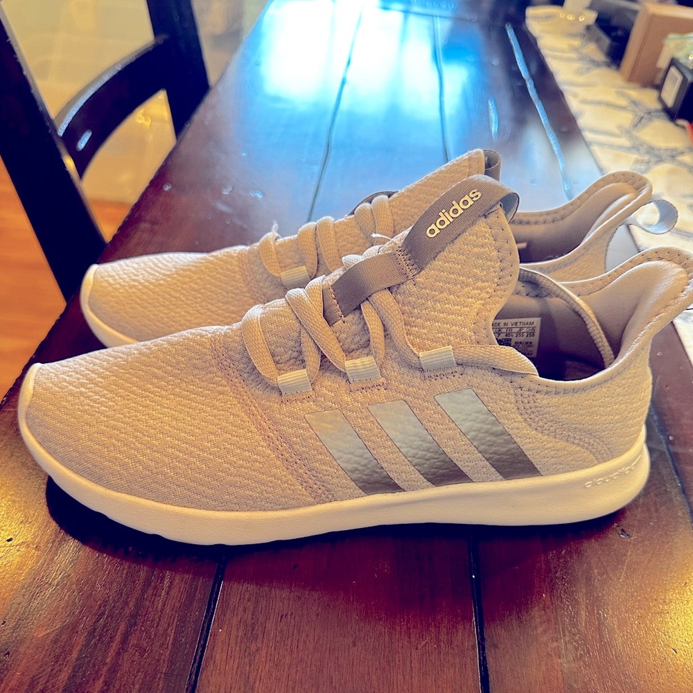 NWOT Women’s Adidias Cloudfoam grey sneakers